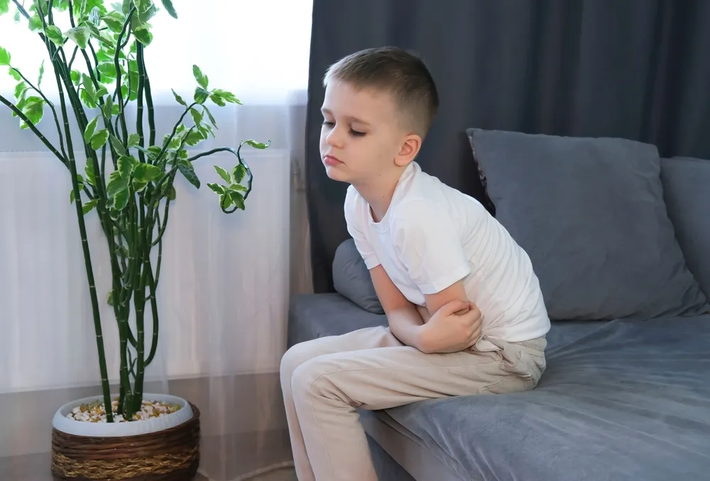 Trẻ đi ngoài ra máu: Nguyên nhân và cách chăm sóc đúng chuẩn